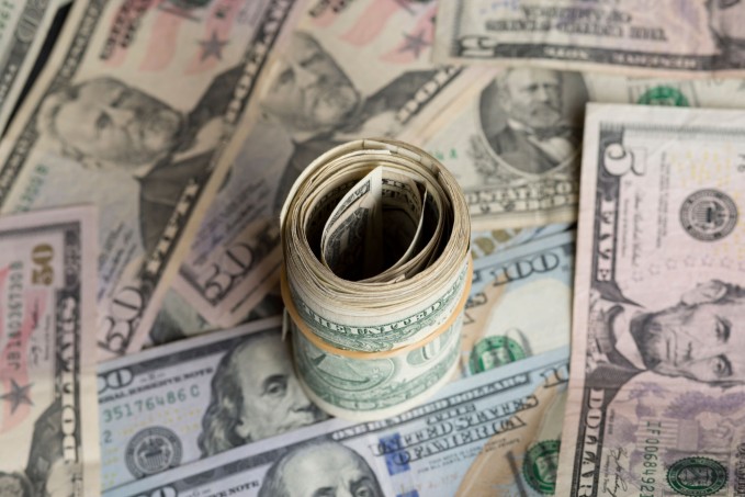 Dólar: queda abre espaço para moedas emergentes