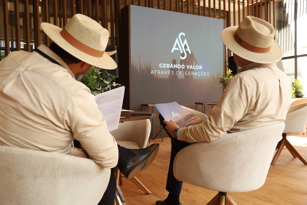 Pessoas olhando o tel&atilde;o.jpg